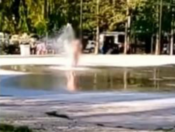 Плескающаяся в фонтане голая пенсионерка попала на видео в Новороссийске