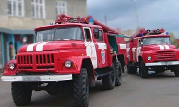 Пожарные несколько часов боролись с огнем, который вспыхнул в гаражах в Крымске