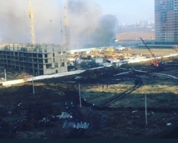 Пожар на стройке в Краснодаре взбудоражил очевидцев