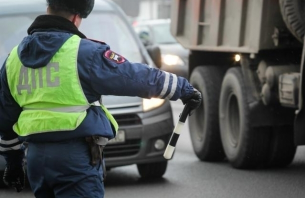 В Краснодаре будут судить водителя протащившего несколько метров инспектора ДПС за  своей машиной