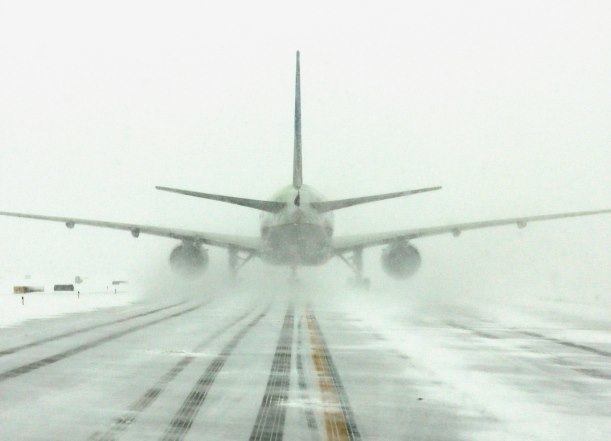 Около 800 пассажиров стали заложниками стихии в аэропорту Краснодара