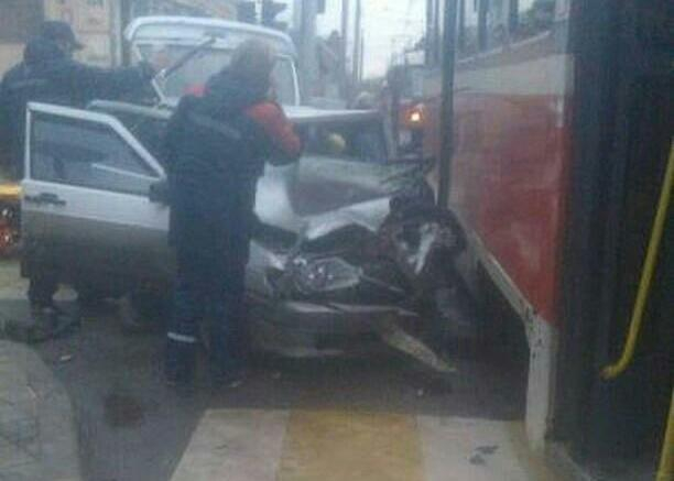 В Краснодаре из-за ДТП с участием трамвая и ВАЗа образовалась пробка