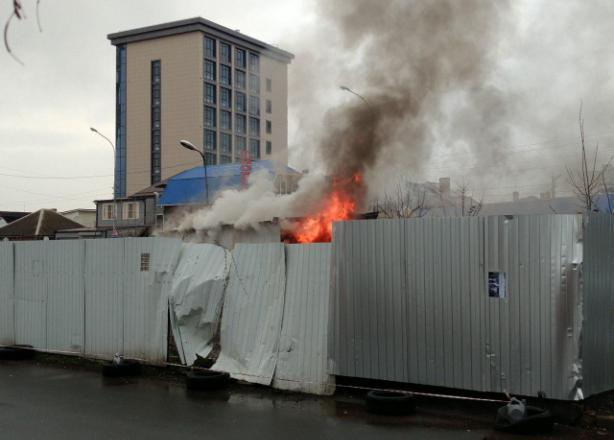 При пожаре в рабочем вагончике в Краснодаре пострадал человек