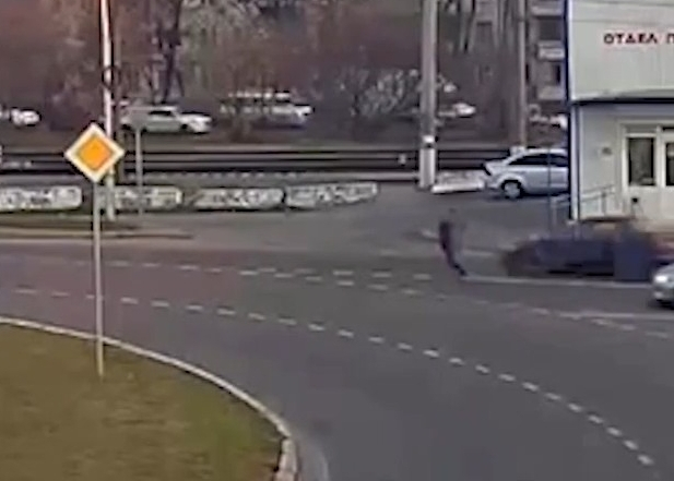 Мужчину с 6-летней дочкой на электросамокате сбила машина в Краснодаре
