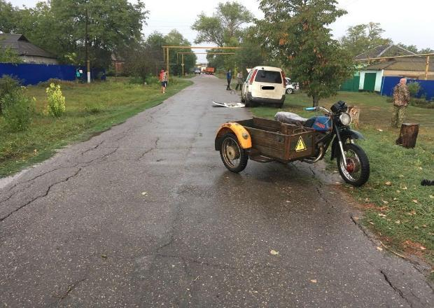 На Кубани пьяный мотоциклист врезался в припаркованный минивэн