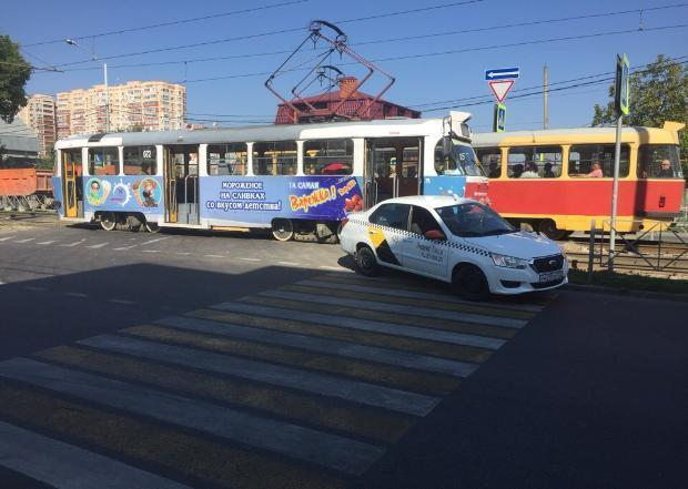 ДТП с такси парализовало движение трамваев в Краснодаре