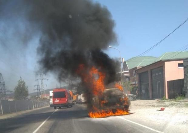 В загоревшемся автомобиле в Новороссийске пострадал водитель