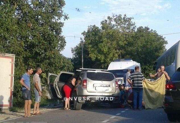 В лобовом столкновении с грузовиком в Новороссийске пострадал ребенок