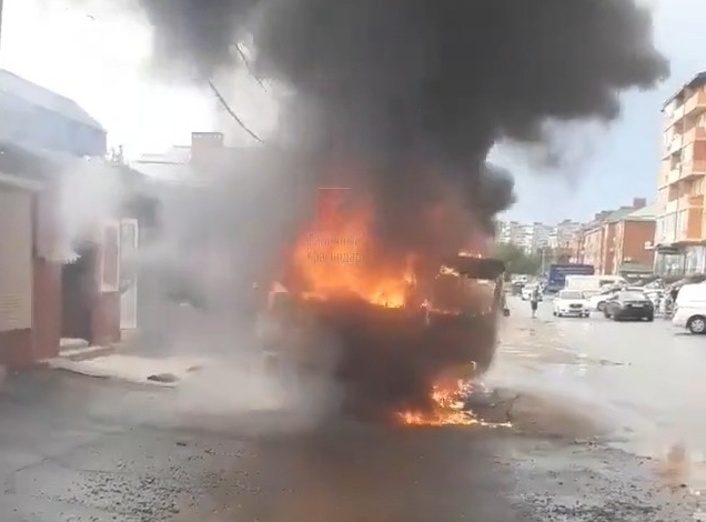 В Краснодаре после дождя сгорел автобус