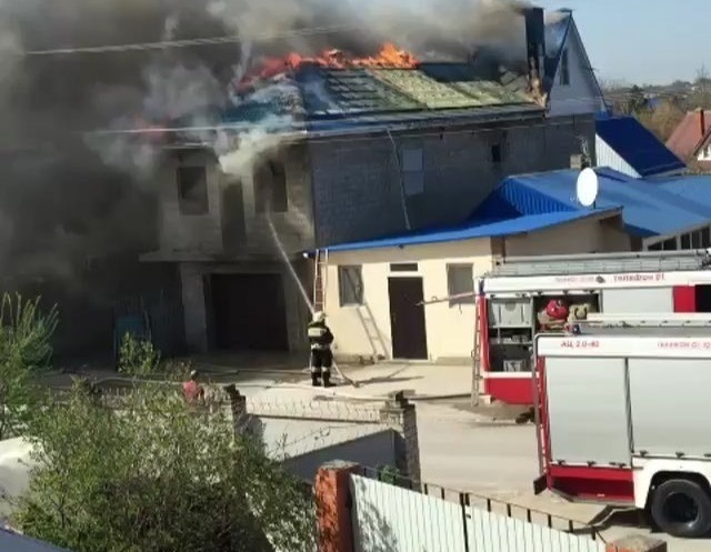Чтобы потушить дом в Анапе, пожарные бегают за водой в школу