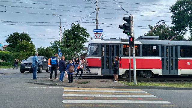 Авария с участием трамвая и легковушки привела к затору на Чкалова в Краснодаре