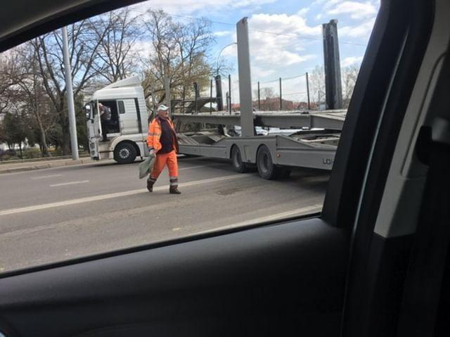 Водитель фуры устроил ДТП и перекрыл движение по Ростовскому шоссе в Краснодаре