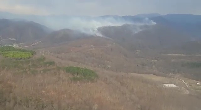 Крупный пожар тушат в Сочи с помощью вертолетов