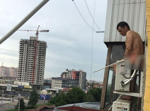 Голый мужчина изрезал товарища и проник на балкон к соседям в Краснодаре