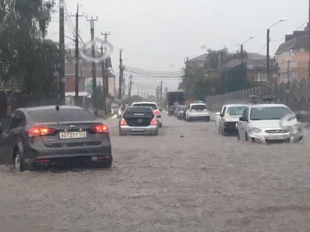Ливень затопил Краснодар: вода по щиколотку, а машины бороздят «моря»