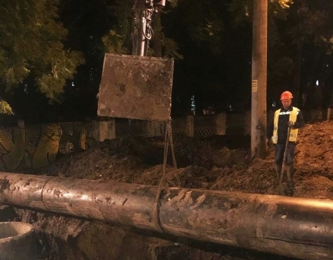 Прорыв канализации на Клинической в Краснодаре устраняют