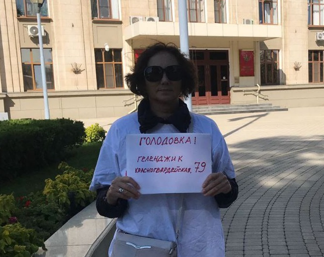Оставшаяся без жилья женщина вышла голодать к зданию администрации Краснодарского края
