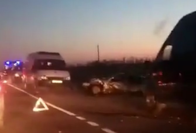 В массовой аварии на Кубани женщину-водителя переехал Тонар