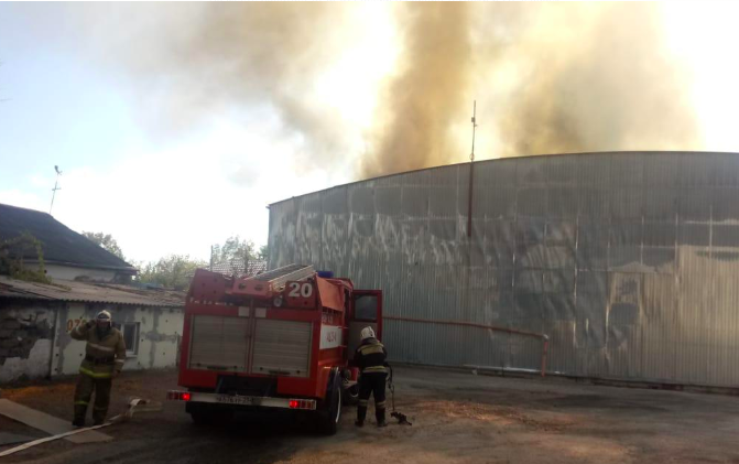 Крупный пожар разгорелся на складе строительных материалов в Новороссийске