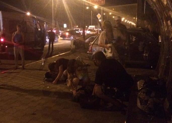В Краснодаре 17-летний подросток врезался в остановку, полную людей