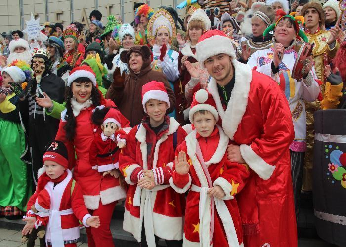В Краснодаре прошло шествие Дедов Морозов «Новогодняя звезда-2016»