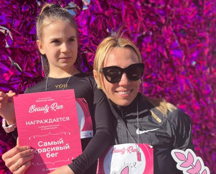 Знаменитая спортсменка Мария Абакумова пробежала в розовой юбочке по Краснодару