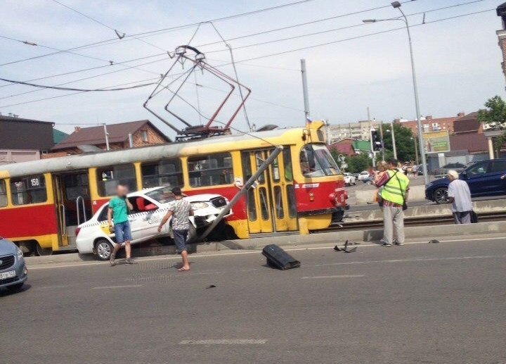 «Яндекс.Такси» протаранило трамвай в Краснодаре
