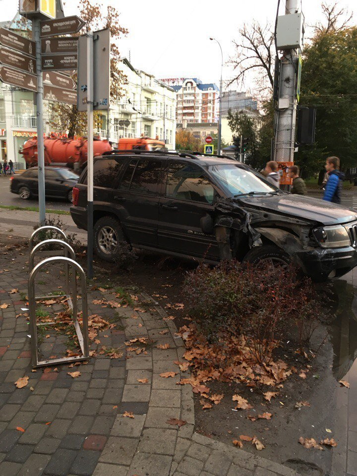 В Краснодаре водитель «хотел заехать за кофе», но не справился с управлением