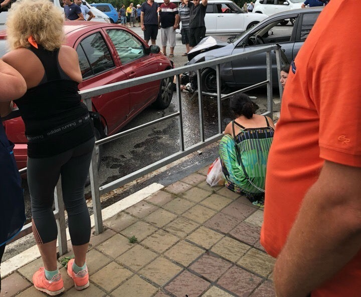Иномарка сбила толпу людей на остановке в Сочи