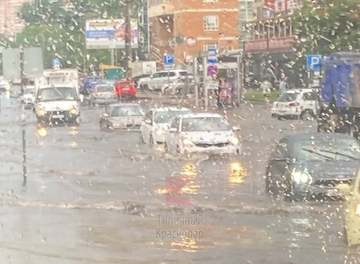 Десятки машин спасали от града под мостом: фото и видео грозового ливня в Краснодаре