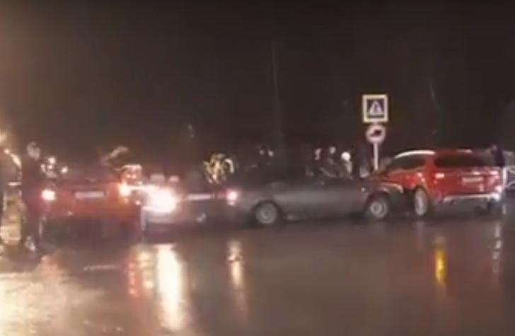 Комбо-авария в Адыгее: необычно столкнувшиеся автомобили попали на видео
