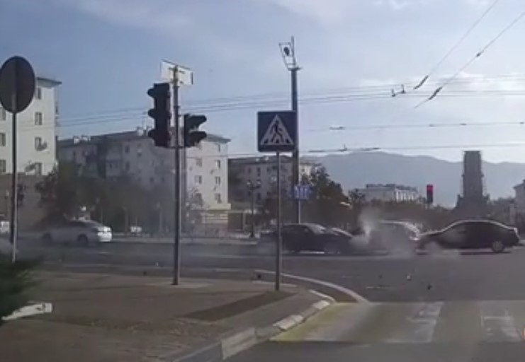 Появилось видео момента массовой аварии, парализовавшей движение в Новороссийске