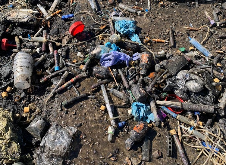 «Повсюду шприцы, ампулы с анализами и кровь»: под Краснодаром нашли свалку медицинских отходов