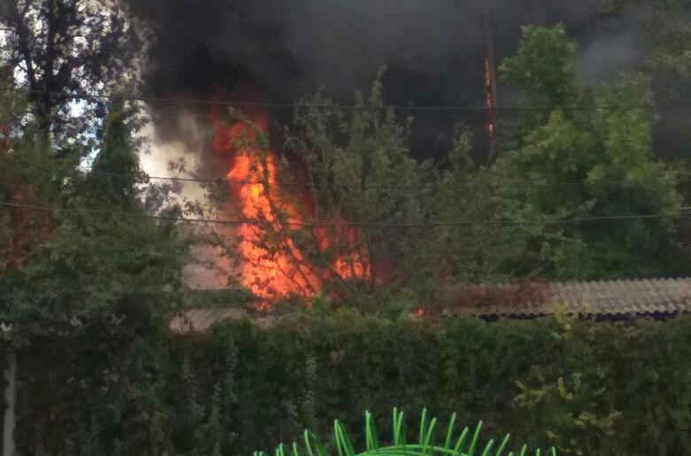 В Краснодаре учащиеся сняли на видео пожар возле школы