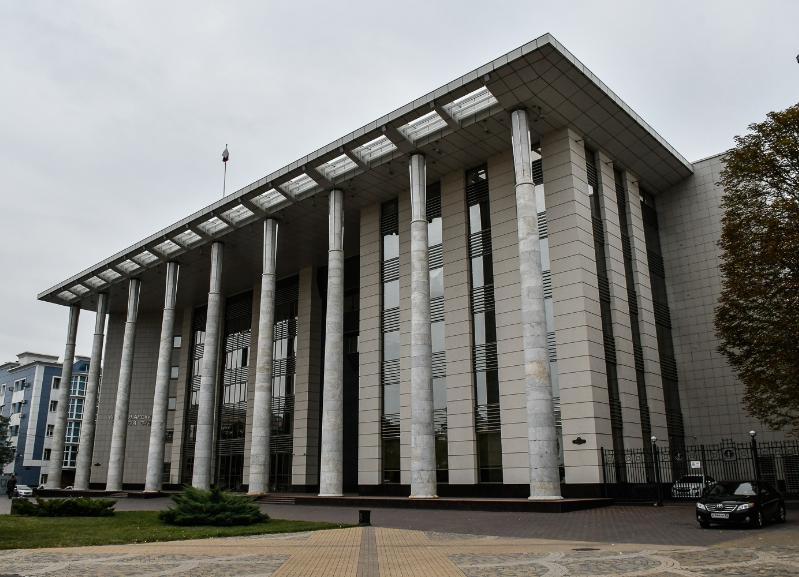 Возмущенные автовладельцы устроили собрание у здания суда в Краснодаре