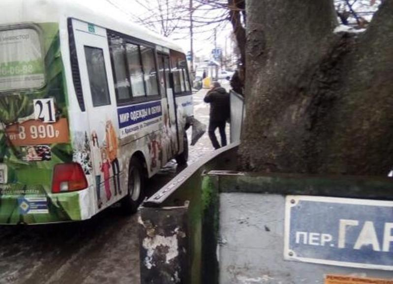 Пустой автобус снес легковушку в Краснодаре