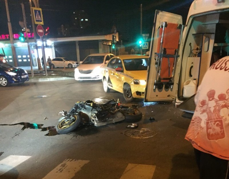 «Яндекс.Такси» в Краснодаре врезалось в мотоцикл, водитель в тяжелом состоянии
