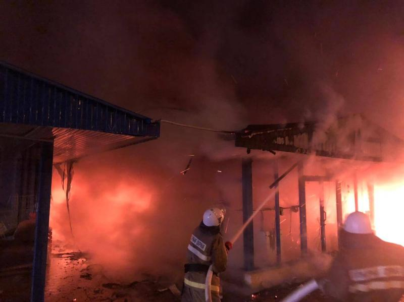 В Сочи ночью сгорел строительный рынок