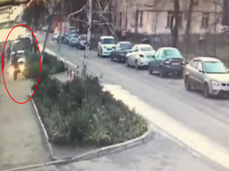 Водитель в Краснодаре сбил женщину на тротуаре, врезался в «ГАЗель» и сбежал