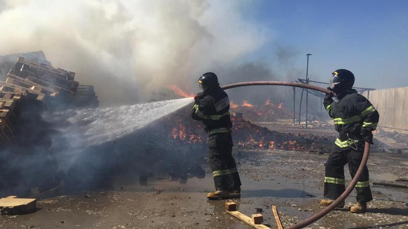 Открытое горение на площади 1,5 тысячи кв.м ликвидировали на складе под Краснодаром