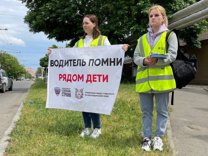 Краснодарские активисты вышли с плакатом к месту гибели школьницы, попавшей под колеса троллейбуса