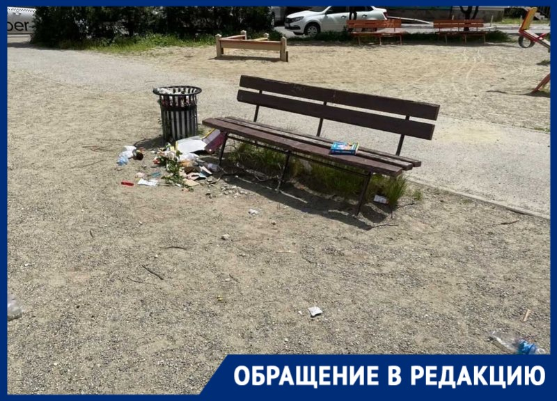 «А мэр получает зарплату»: в Краснодаре муниципальная детская площадка утопает в мусоре