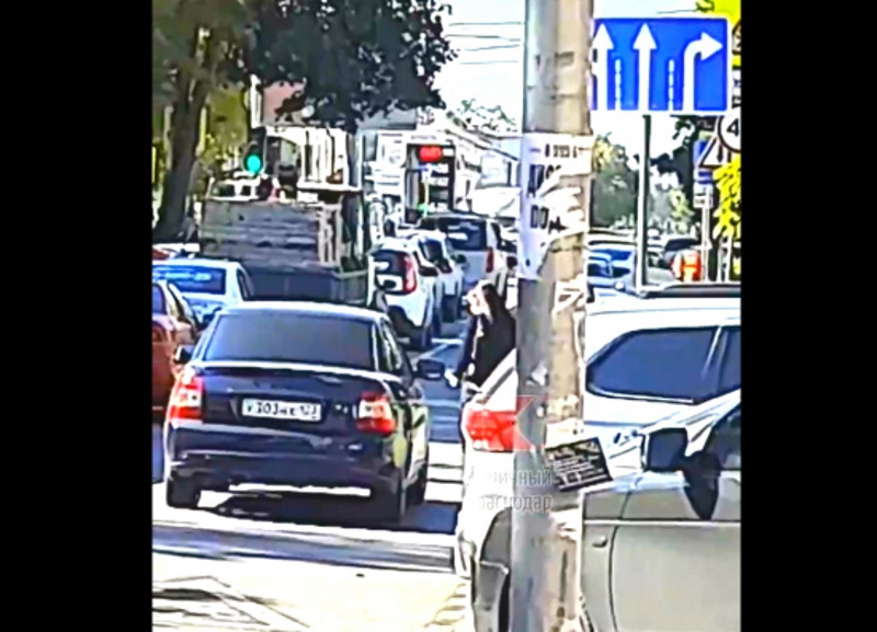 В Краснодаре на улице Бабушкина образовалась автопробка из-за девушки