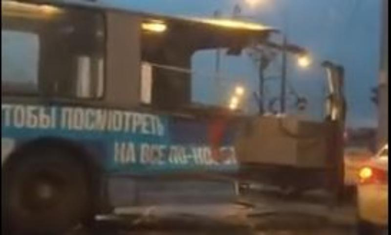 «КамАЗ» снес часть троллейбуса в Краснодаре