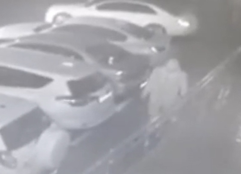 Сочинский поджигатель, который уничтожил 6 авто, попал на видео