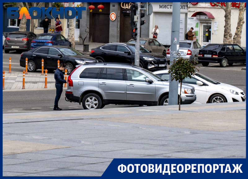 «Ничего не нарушаю, всё нормально»: чиновники продолжают снимать номера с авто у мэрии Краснодара