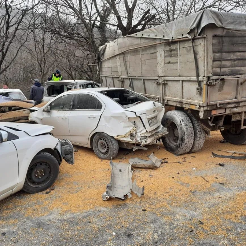 Водитель грузовика погиб, протаранив 10 авто на Кубани
