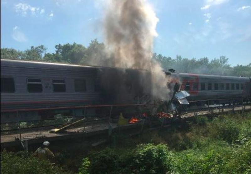 Из-за столкновения поезда и грузовика под Краснодаром пострадали 15 человек