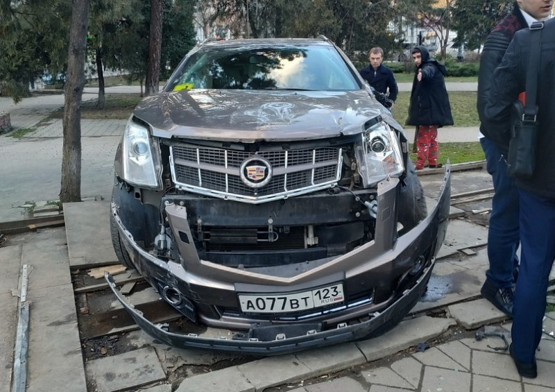 За цветами спешил: машина после ДТП вылетела на остановку в Краснодаре