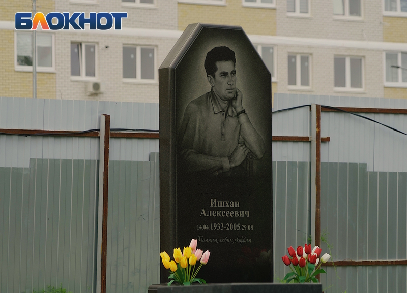 «Живет в пентхаусе с видом на Кремль»: российский телеведущий раскритиковал Краснодар за «человейник» возле кладбища